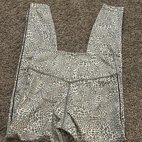 New Nike Leggings Gray and White Leopard- Small - Picture 4 of 6